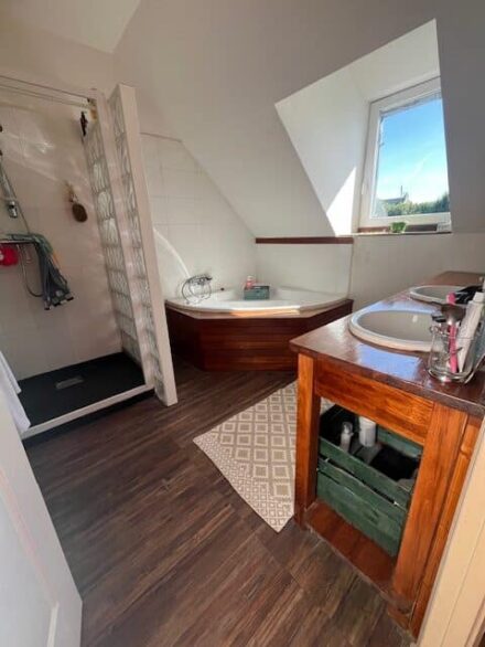 salle de bain rotated e1751279002639 - maison de ville non mitoyenne BREST RIVE DROITE